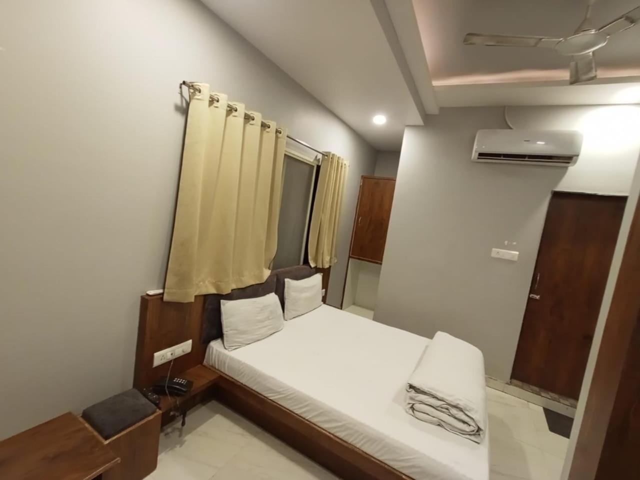 Hotel Shankar اوجاين المظهر الخارجي الصورة